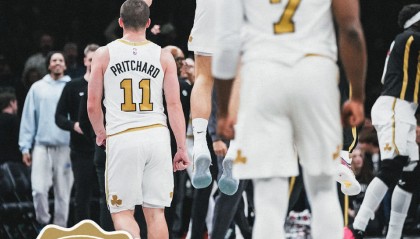 开云APP-鏖战双加时逆转！布朗27+12+10创4纪录 赛后吐槽缺乏助力扎心鸭王