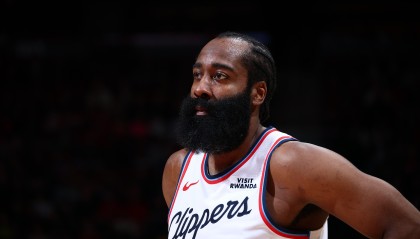 kaiyun-运筹帷幄！哈登半场13中4拿到10分8助2断 正负值+13